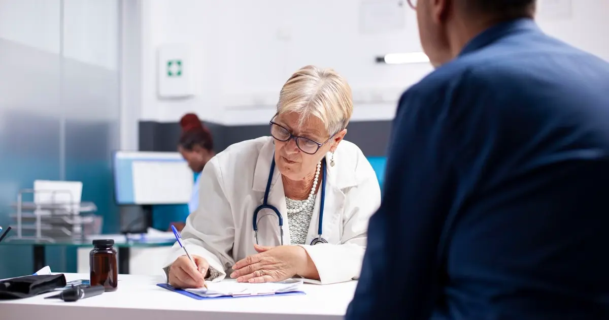 Médica assinando contrato de trabalho CLT na recepção de uma clínica · PleniHub Contabilidade