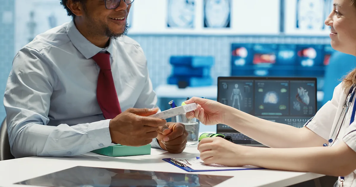 Médico PJ analisando documentos de contribuição INSS e planejamento tributário em 2026