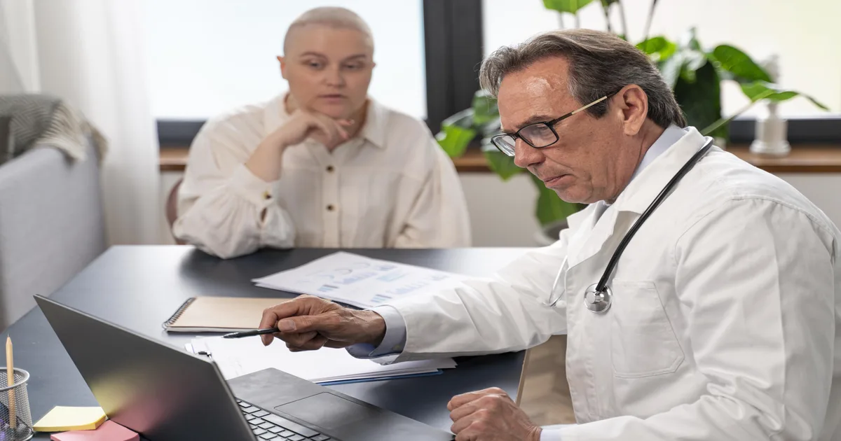 Médico analisando gráficos de otimização de créditos tributários com a reforma de 2026