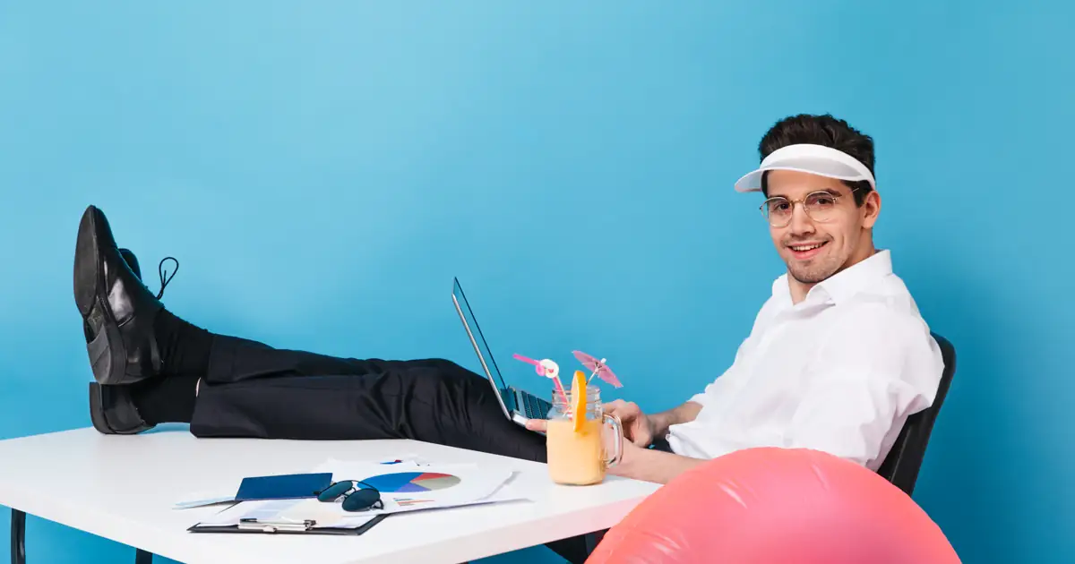 Médico PJ relaxando em férias com laptop e documentos fiscais ao lado, simbolizando planejamento financeiro