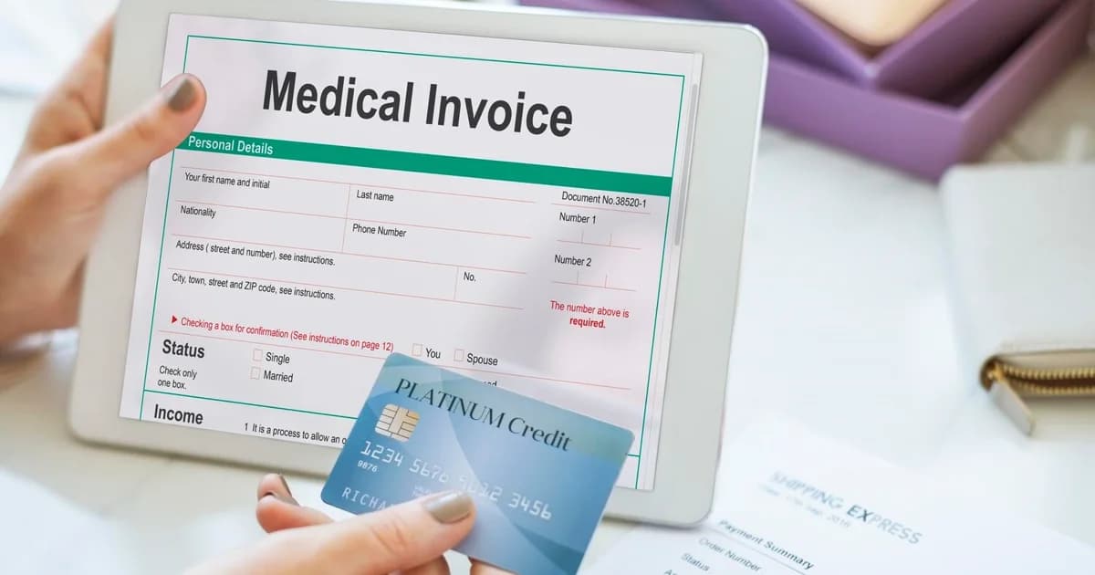 Médico ou dentista PJ preocupado com a inadimplência em sua clínica, olhando para gráficos financeiros negativos.