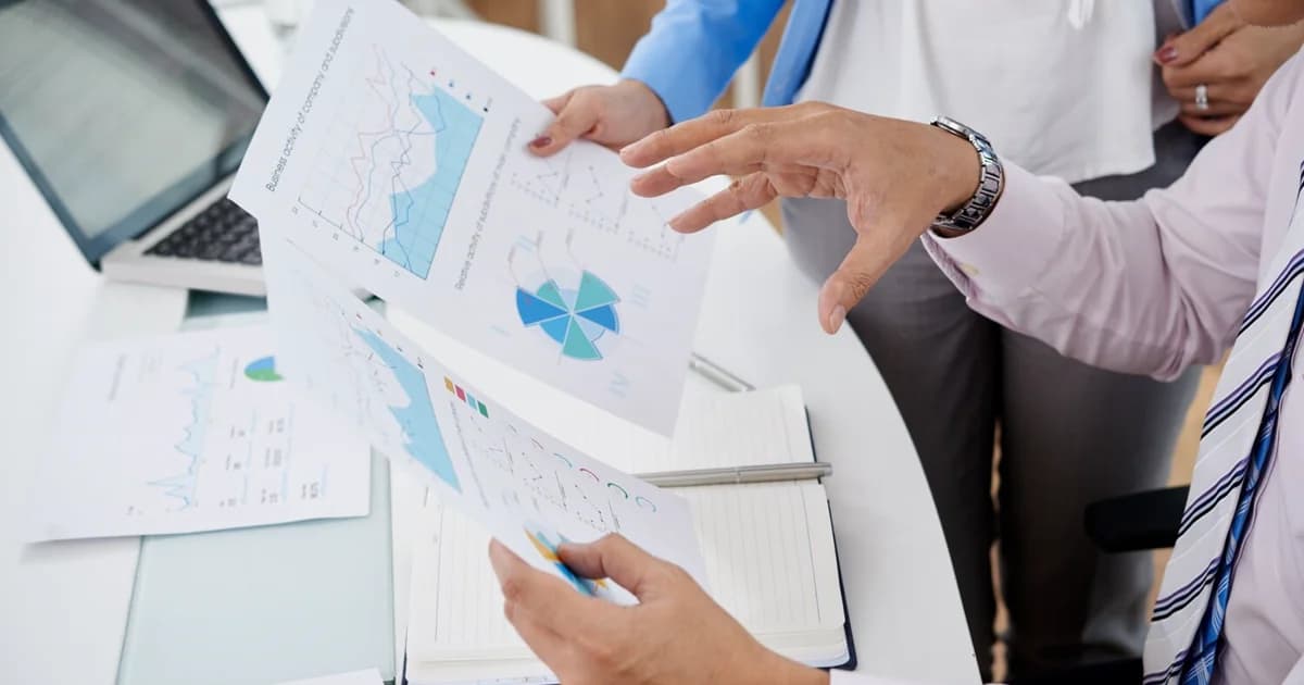 Médico analisando indicadores financeiros da clínica · PleniHub Contabilidade