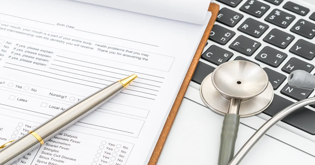 Médico PJ declarando IRPF 2026 com plantões em pessoa física e jurídica