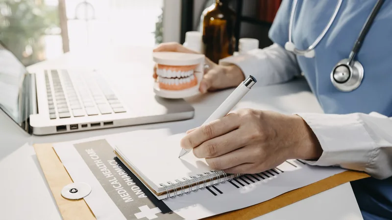 Dentista PJ analisando documentos de contabilidade com foco em lucro presumido