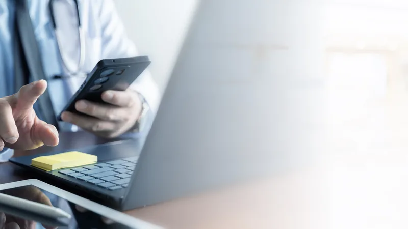 Médica gravando conteúdo para as redes da clínica dentro das regras do CFM · PleniHub Contabilidade