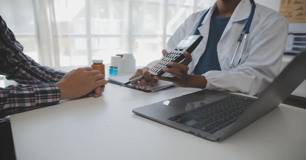 Médica calculando o valor da consulta a partir dos custos do consultório · PleniHub Contabilidade