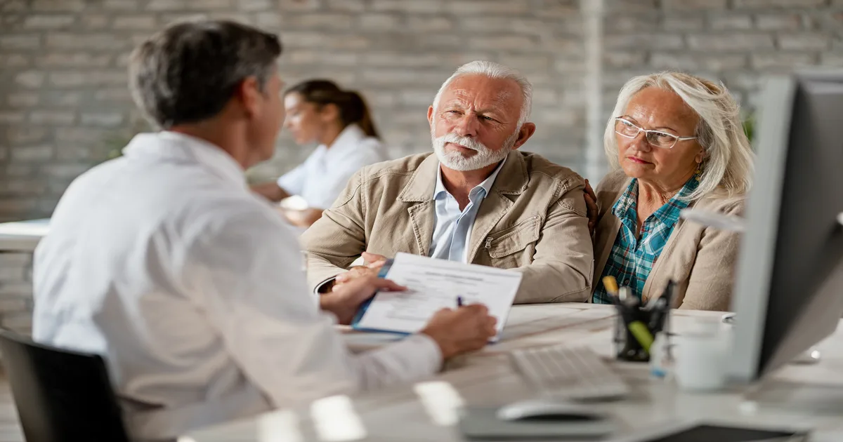Médico PJ analisando documentos de previdência social e tributação em 2026