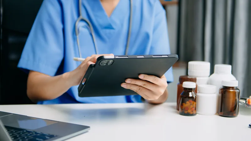 Médico registrando atendimento em prontuário eletrônico com assinatura digital · PleniHub Contabilidade