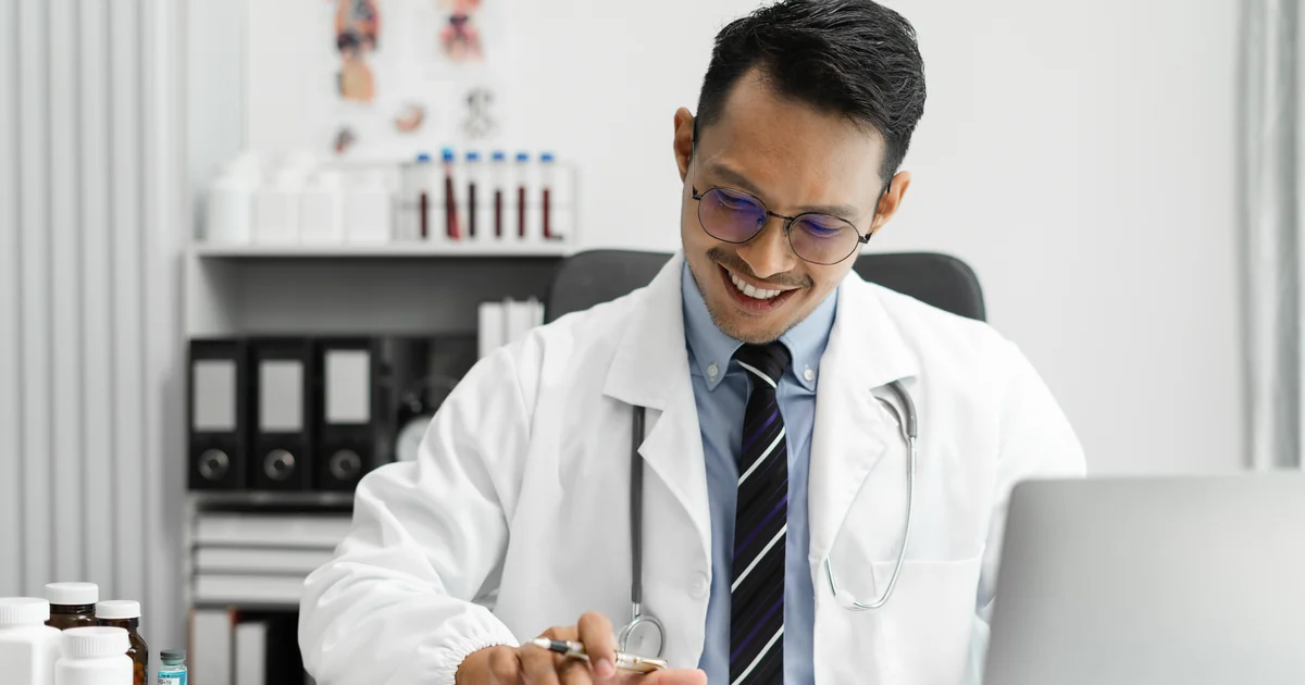 Médico com jaleco branco e estetascópio calculando impostos, Simples Nacional para Médicos 2026 PleniHub